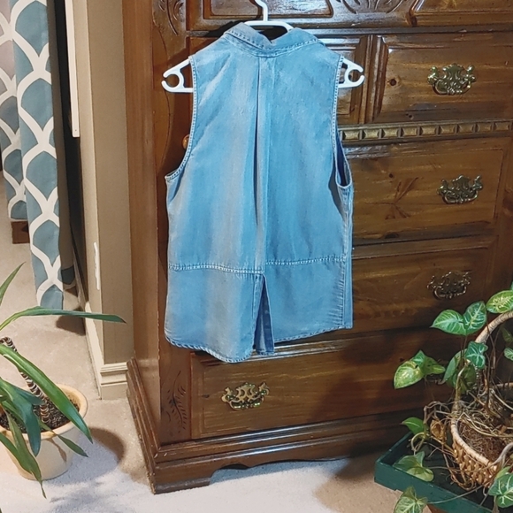💚Guess Women's Denim sleeveless shirt - Picture 4 of 9